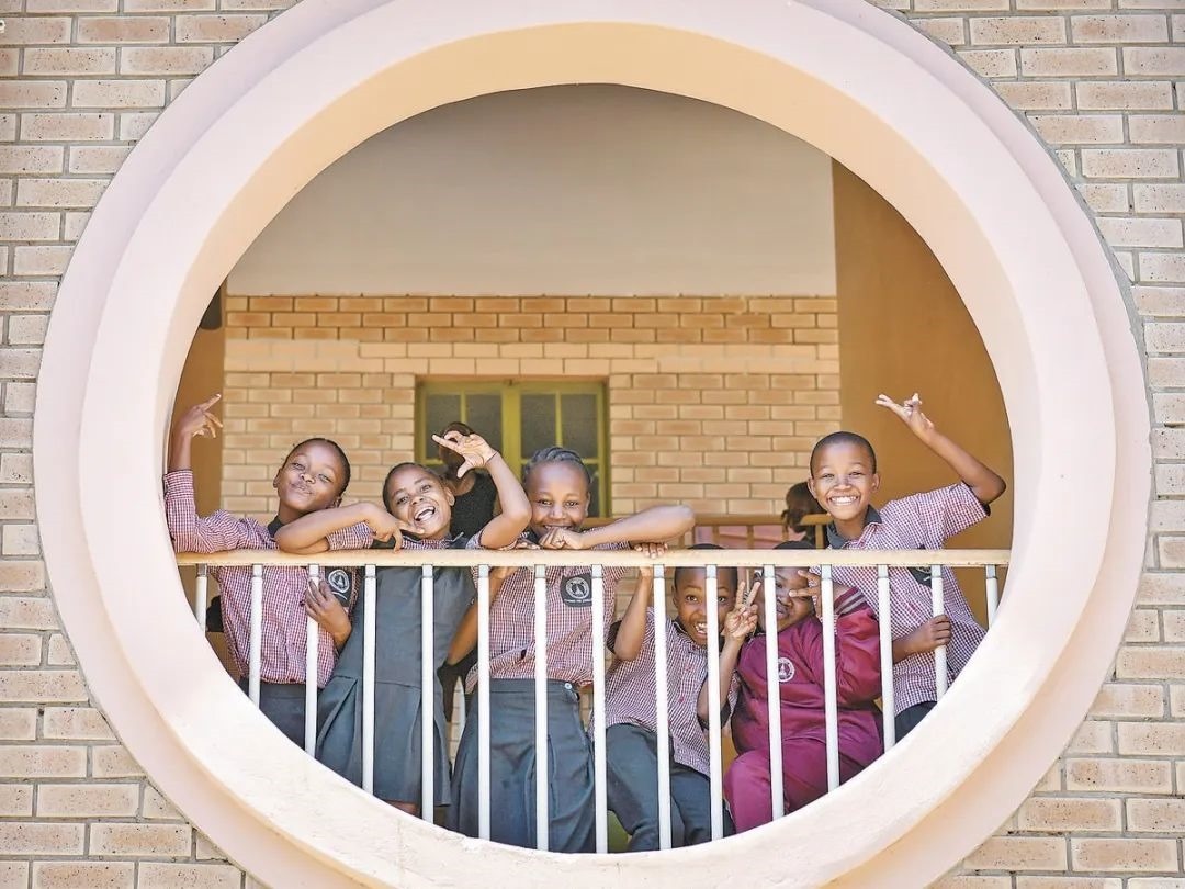 位于博茨瓦納南部的莫帕尼小學是中國援建的現(xiàn)代化學校，當?shù)貎和慕逃龡l件因此得到改善。圖為莫帕尼小學課間休息的學生們。新華社記者 韓旭 攝