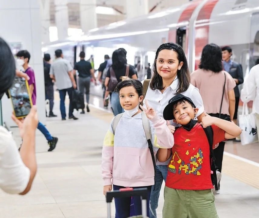 雅萬高鐵是我國在境外完成全過程勘察設計建設的首個高鐵項目，于去年10月17日正式開通運營，是中印尼共建“一帶一路”合作的典范。圖為乘客在和雅萬高鐵動車組合影留念。新華社記者 徐欽 攝