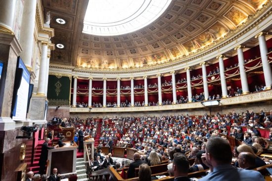 10月1日，法國總理巴尼耶在位于巴黎的法國國民議會發(fā)表演講。新華社發(fā)（杰克·陳攝）