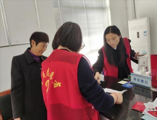 代辦人員為村民辦理醫(yī)保報(bào)銷。 圖片來源：江蘇南通啟東市數(shù)據(jù)局