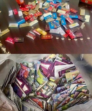 孩子們收集的煙卡、卡牌。受訪者供圖