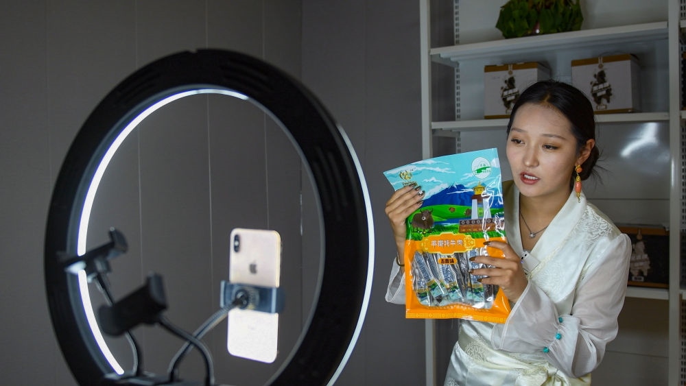 9月24日，果洛藏貢麻村村民多杰吉在進行網(wǎng)絡(luò)帶貨直播。（潘彬彬 攝）