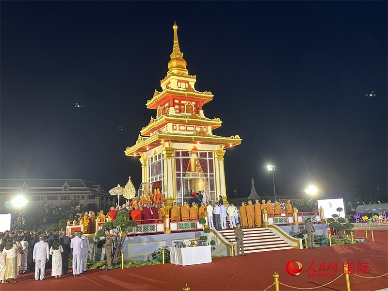 北京靈光寺佛牙舍利抵達(dá)王家田廣場(chǎng)安奉。人民網(wǎng)記者孫廣勇攝