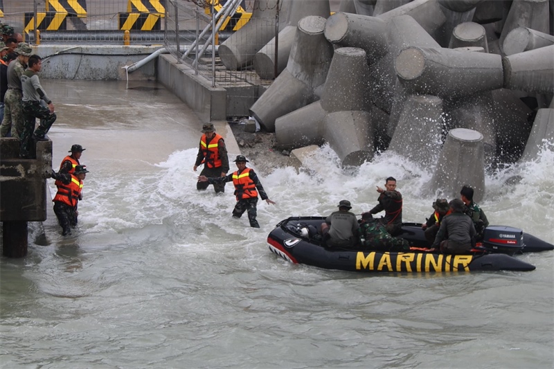 中印尼雙方海軍參演官兵協(xié)力將“落水人員”救上橡皮艇。周宇攝