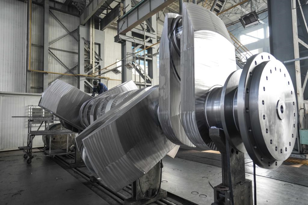 2024年1月11日，工人在大連華銳船用曲軸有限公司加工車間加工產(chǎn)品。新華社記者 潘昱龍 攝