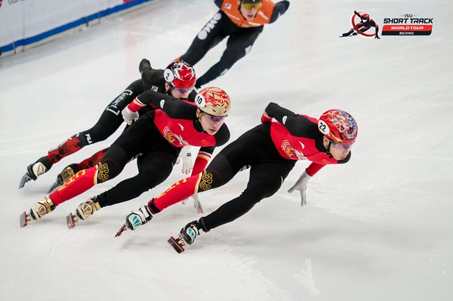 中國選手孫龍(右一)、劉少昂(右二)在比賽中。賽事組委會(huì)供圖