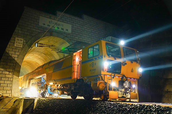 中老鐵路瑯勃拉邦維保管理中心的中老員工共同作業(yè)。周星攝