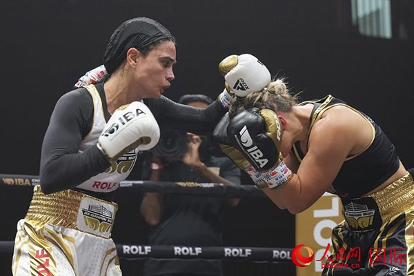 來自伊朗和羅馬尼亞的女選手進(jìn)行了墊場賽。人民網(wǎng) 塔里克·易卜拉欣攝