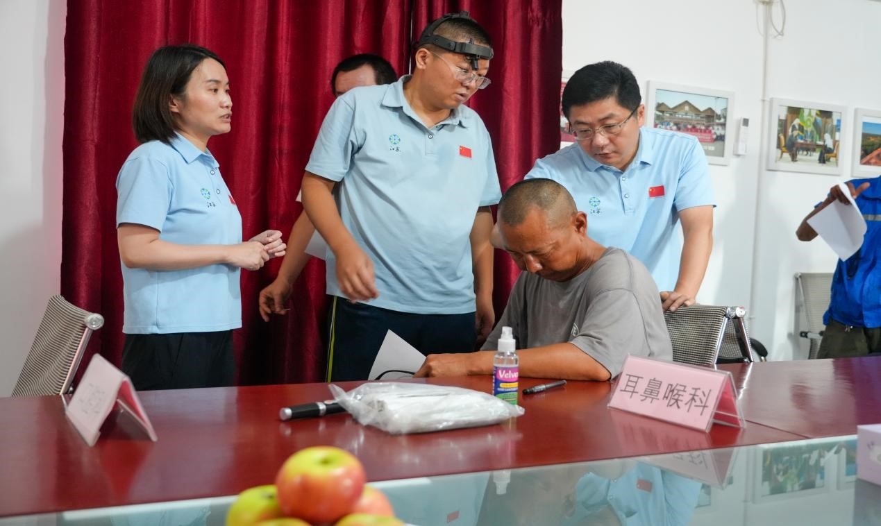 醫(yī)療隊(duì)專(zhuān)家診療現(xiàn)場(chǎng)。中國(guó)土木供圖