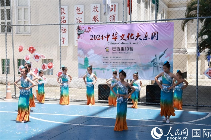 傣族舞蹈《金色的孔雀》以優(yōu)美的動(dòng)作贏得觀眾喝彩。人民網(wǎng)記者 陳海琪攝