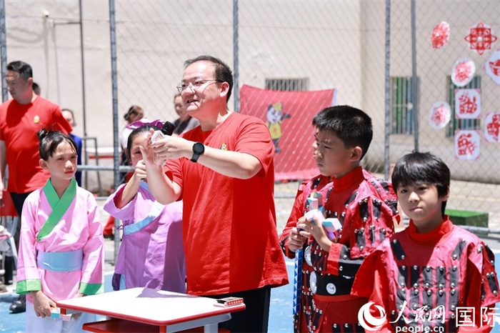 趣味數(shù)學(xué)節(jié)目以富有創(chuàng)意的數(shù)字游戲和魔尺變幻為亮點(diǎn)，激發(fā)了孩子們的數(shù)學(xué)思維與想象力。人民網(wǎng)記者 陳海琪攝