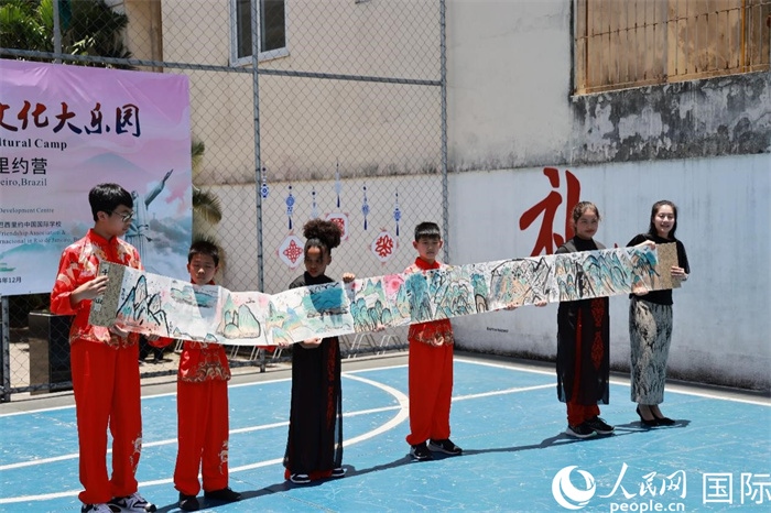 《一書一畫》展現(xiàn)了小營員們的繪畫技巧。人民網(wǎng)記者 陳海琪攝