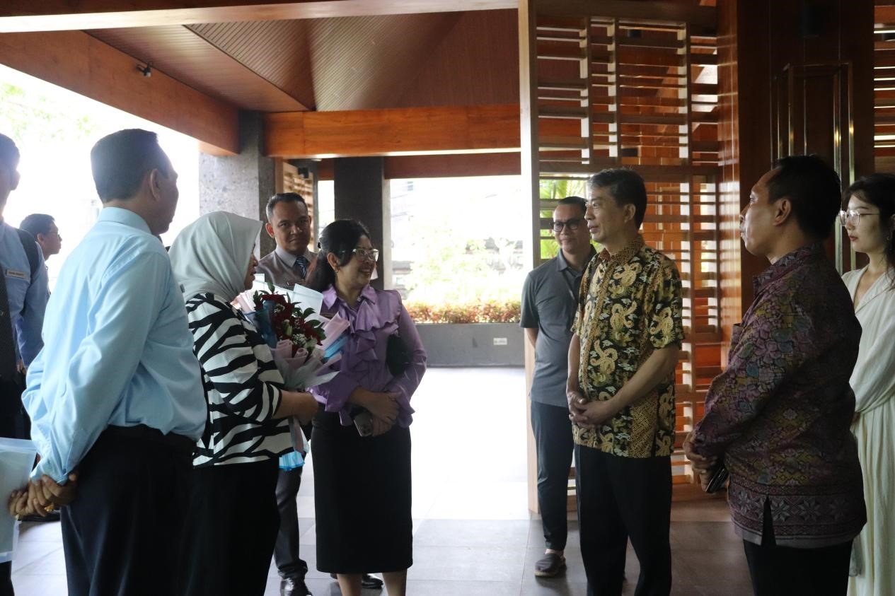 馬蒂尼與師生交流。烏達(dá)雅納大學(xué)旅游孔子學(xué)院供圖