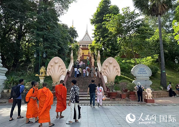 游客在金邊塔山寺游玩。人民網(wǎng)記者 簡承淵攝