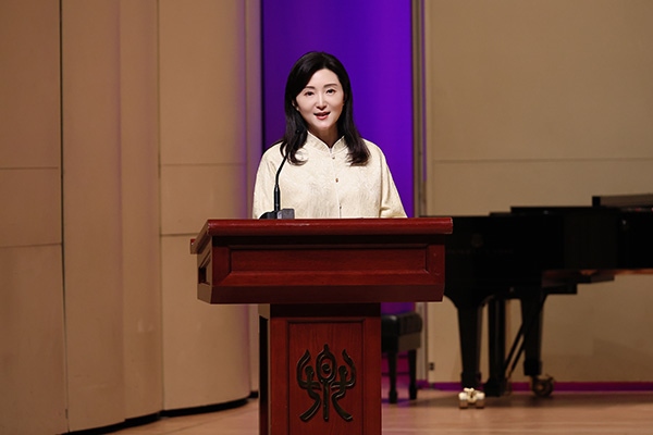 中央音樂學院黨委書記、中國民族管弦樂學會胡琴專業(yè)委員會會長于紅梅致辭。中國民族管弦樂學會胡琴專業(yè)委員會供圖