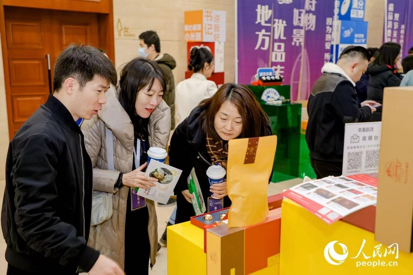 “精品消費(fèi)月·雙節(jié)關(guān)愛(ài)季”專項(xiàng)工作首站活動(dòng)現(xiàn)場(chǎng)。