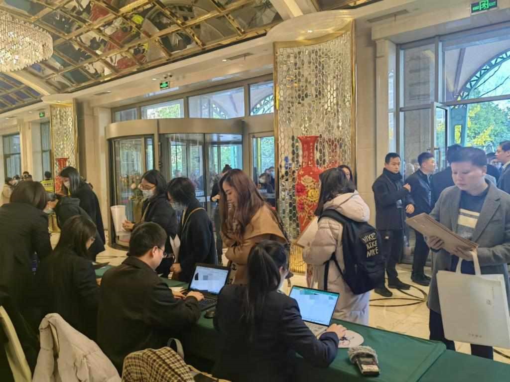 12月12日，第十批國(guó)家組織藥品集中帶量采購(gòu)現(xiàn)場(chǎng)。新華社記者龔雯 攝