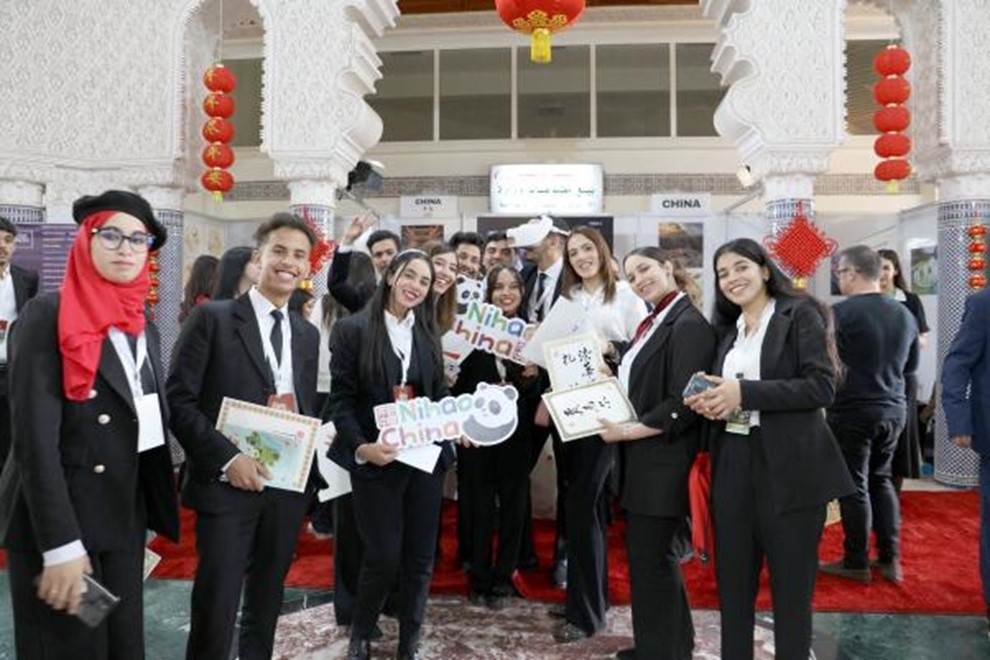 當?shù)孛癖娛殖帧澳愫?！中國”手牌合影。拉巴特中國文化中心供圖