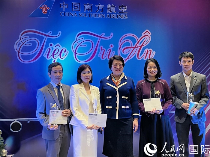 中越航司界代表在交流會(huì)上合影。人民網(wǎng)記者 楊曄攝