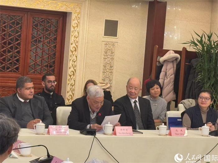 老一輩赴古留學生代表徐世澄在座談會上發(fā)言。人民網(wǎng)記者 趙健攝