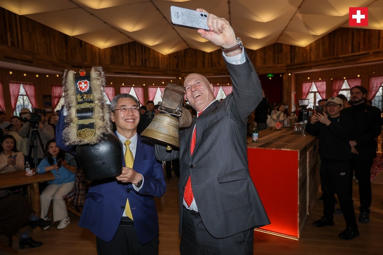 瑞士駐華大使白瑞誼與北京市西城區(qū)委副書記、代區(qū)長郅海杰搖響瑞士牛鈴，共同為小木屋揭幕。瑞士駐華大使館供圖