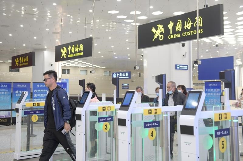 △2024年2月29日，旅客從橫琴口岸過關。