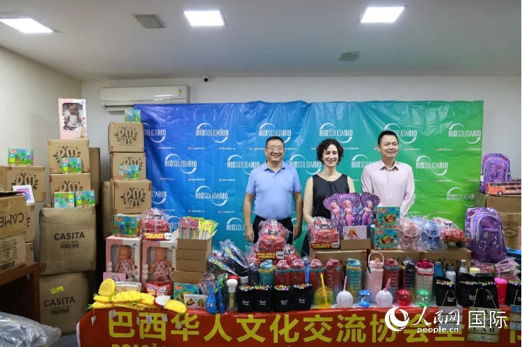 中國駐里約熱內(nèi)盧總領(lǐng)館副總領(lǐng)事王尉育（右）、里約慈善協(xié)會(huì)主席保拉·菲格雷多（中）、巴西華人文化交流協(xié)會(huì)主席上官建峰（左）出席捐贈(zèng)活動(dòng)并致辭。人民網(wǎng)記者 陳海琪攝