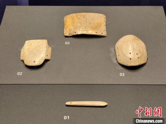 12月14日，“文明先鋒—凌家灘文化玉器展”在故宮博物院文華殿開幕。圖為展覽現(xiàn)場(chǎng)的玉龜、玉版和玉簽。 中新社記者 應(yīng)妮 攝