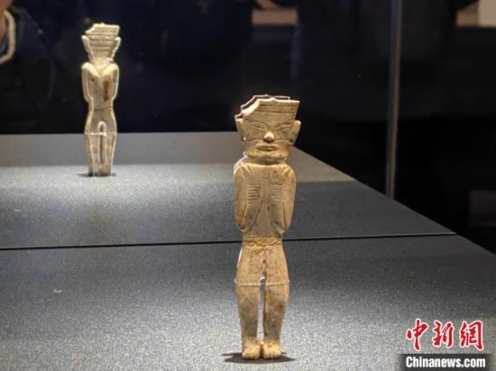 12月14日，“文明先鋒—凌家灘文化玉器展”在故宮博物院文華殿開幕。圖為展覽現(xiàn)場(chǎng)的立姿玉人。 中新社記者 應(yīng)妮 攝