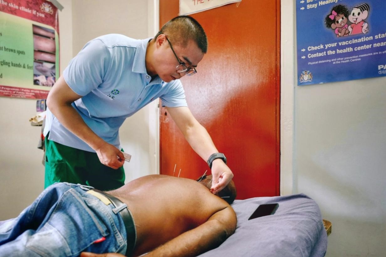 第20期中國（江蘇）援圭亞那醫(yī)療隊(duì)在圭偏遠(yuǎn)的林登高速社區(qū)開展義診。中國援圭醫(yī)療隊(duì)供圖