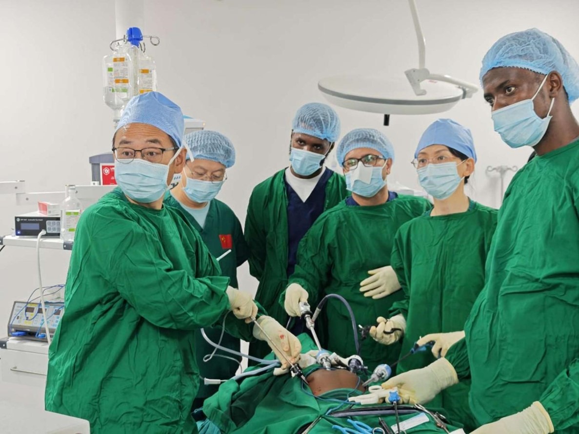 中外醫(yī)師合作進(jìn)行腹腔鏡手術(shù)。中國援桑醫(yī)療隊(duì)供圖