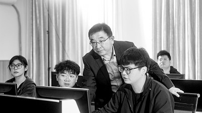 于濤教授對團隊成員進行技術指導。資料圖片