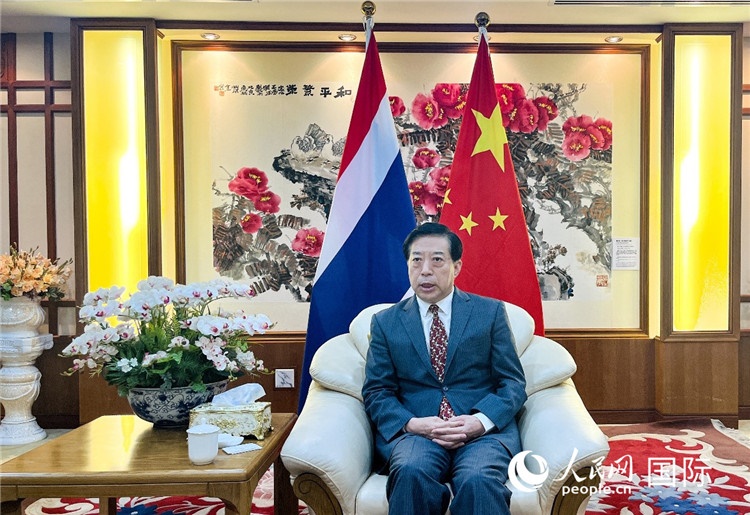 2024年12月10日，中國駐泰國大使韓志強在泰國曼谷接受中國—東盟中心（ACC）組織的“多彩東盟：2024年中國媒體東盟行”媒體團采訪。人民網(wǎng)記者 羨江楠攝