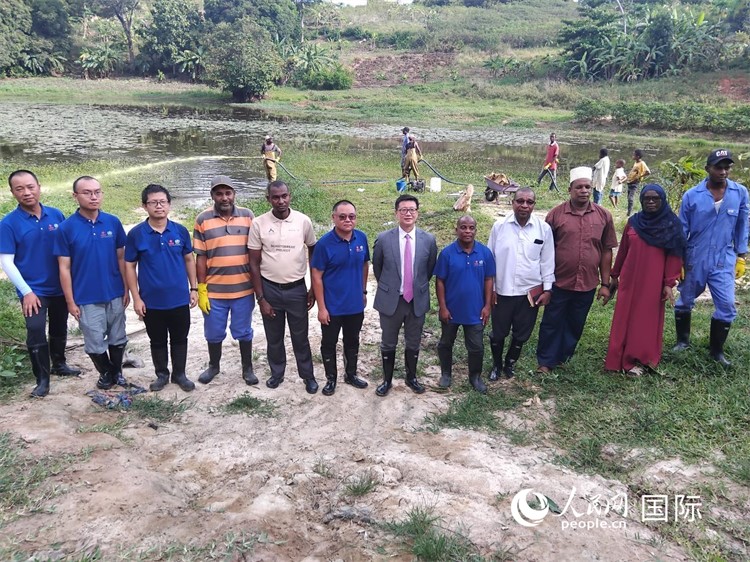 滅螺現(xiàn)場(chǎng)。施亮攝