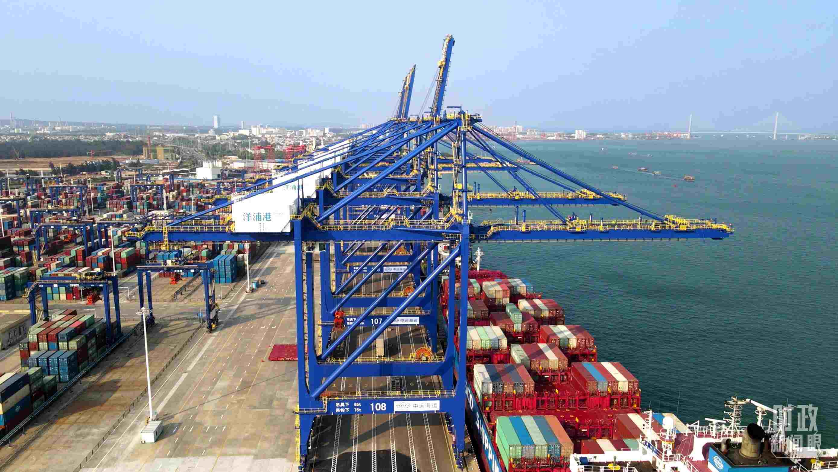 海南洋浦國際集裝箱碼頭小鏟灘港區(qū)。（總臺央視記者彭漢明拍攝）