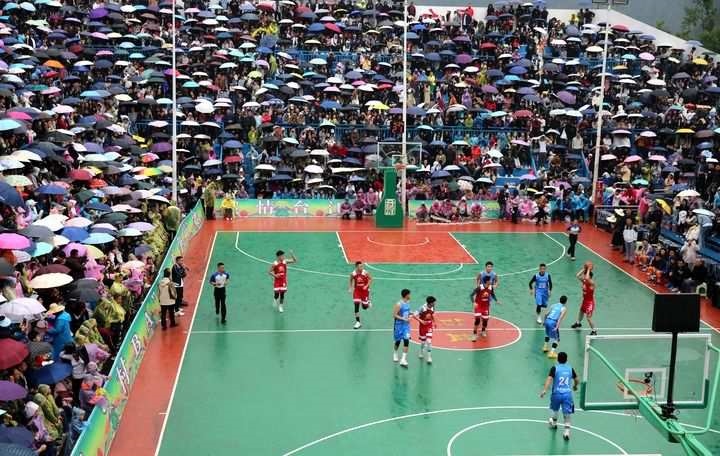 2024年5月1日，人們在貴州省黔東南苗族侗族自治州臺江縣臺盤鄉(xiāng)臺盤村觀看“村BA”球王爭霸賽。 新華社發(fā)（余天英 攝）