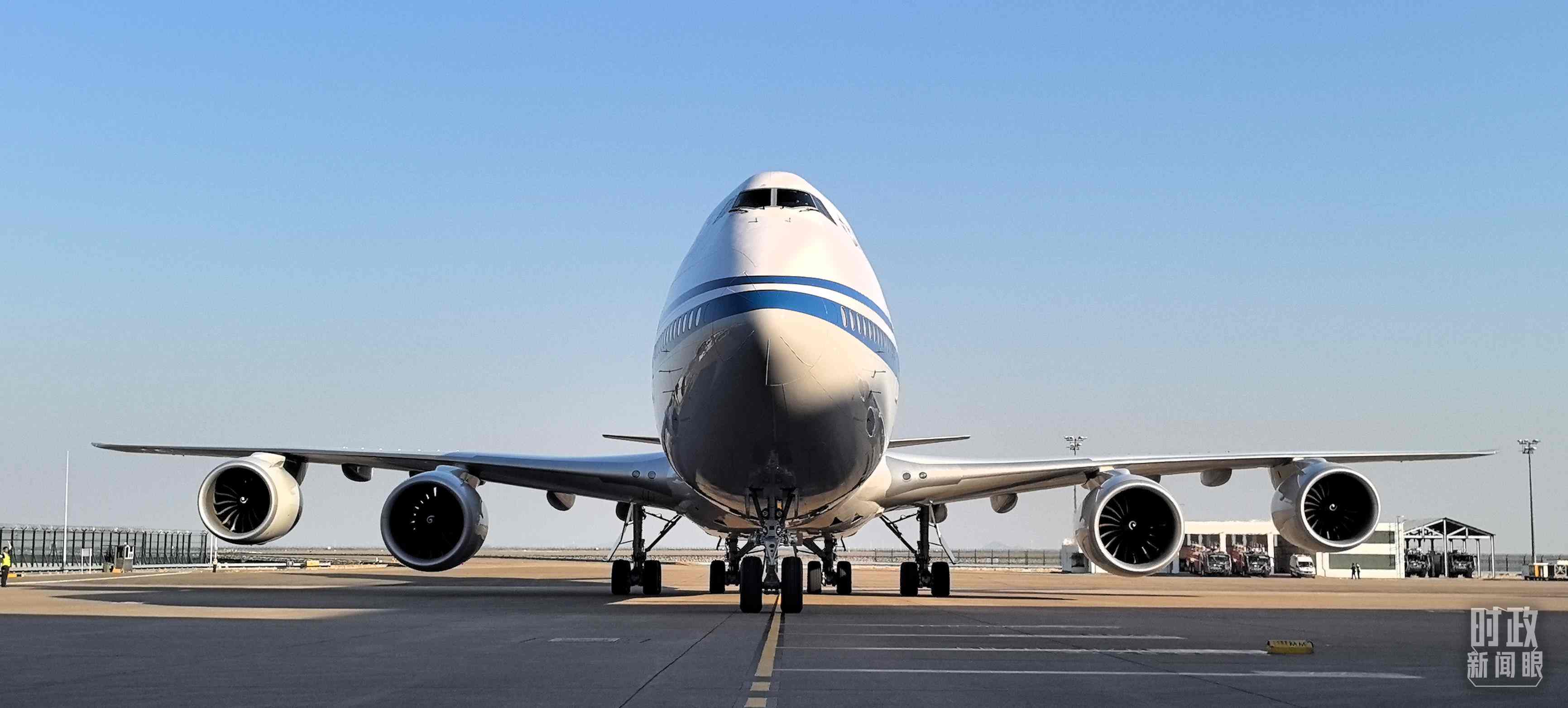 △習(xí)主席專機(jī)抵達(dá)澳門國(guó)際機(jī)場(chǎng)。（總臺(tái)央視記者王子杭拍攝）