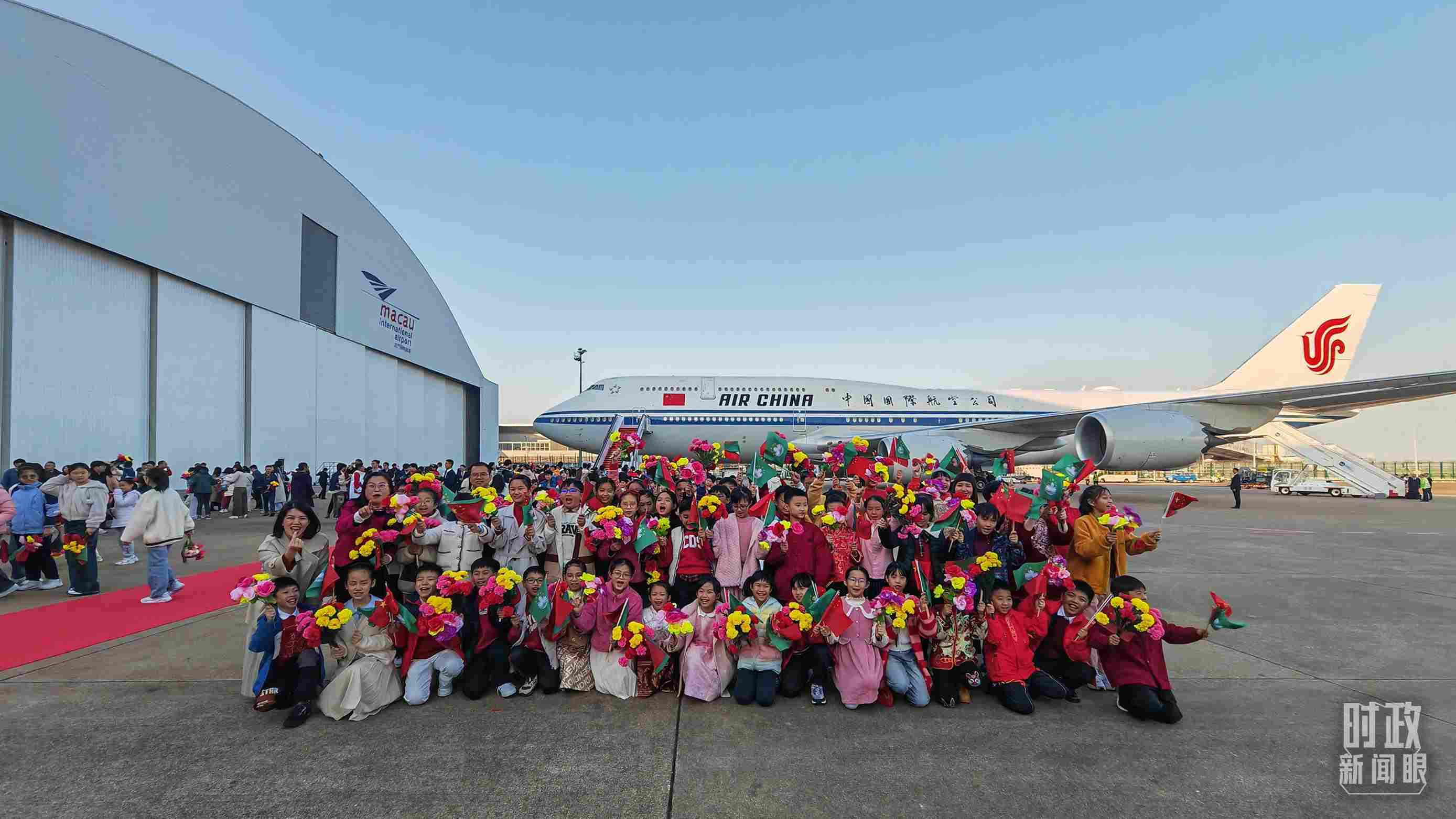 △歡迎儀式后，歡迎人群合影留念。（總臺(tái)央視記者劉琦拍攝）