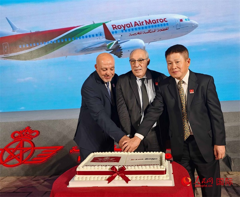 中摩雙方嘉賓共同切蛋糕，慶祝兩國(guó)直飛復(fù)航。人民網(wǎng)記者 李琰攝