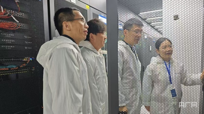 陳平平和團(tuán)隊(duì)在實(shí)驗(yàn)室設(shè)備機(jī)房開展創(chuàng)新網(wǎng)絡(luò)測試驗(yàn)證（央廣網(wǎng)記者 王錫斐 攝）