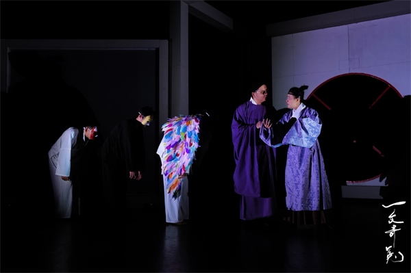 《一文奇冤》劇照。中國(guó)國(guó)家話劇院供圖