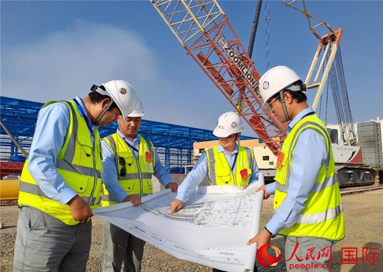 管理團(tuán)隊(duì)現(xiàn)場(chǎng)查看項(xiàng)目進(jìn)展。人民網(wǎng)記者 管克江攝