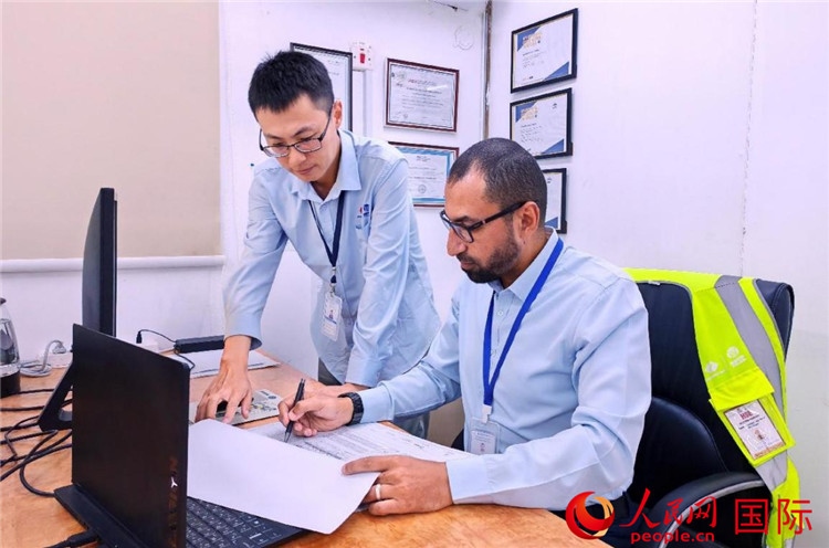 中外員工共同跟進(jìn)項(xiàng)目進(jìn)展。人民網(wǎng)記者 管克江攝