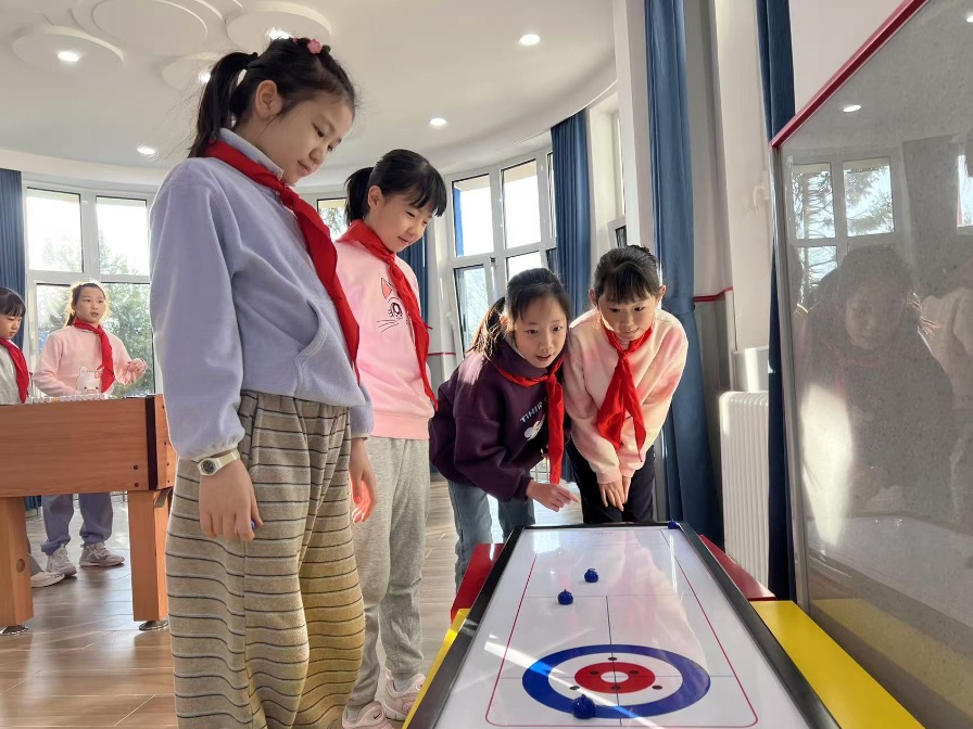 學(xué)生們?cè)谏傧汝?duì)大廳進(jìn)行課間活動(dòng)。人民網(wǎng) 白炅攝