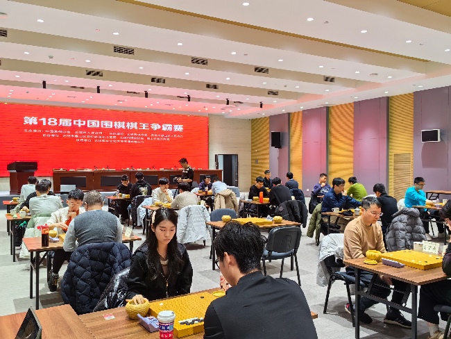 棋手在比賽中。人民網(wǎng)記者 李乃妍攝