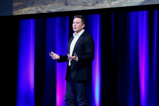  2017年9月29日，在澳大利亞阿德萊德，美國(guó)企業(yè)家埃隆·馬斯克在第68屆國(guó)際宇航大會(huì)閉幕式前做主旨演講。新華社發(fā)（閆寒?dāng)z）