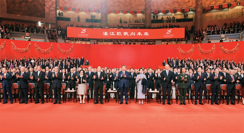 2024年12月19日晚，慶祝澳門回歸祖國25周年文藝晚會(huì)在澳門東亞運(yùn)動(dòng)會(huì)體育館舉行。中共中央總書記、國家主席、中央軍委主席習(xí)近平觀看演出。晚會(huì)最后，習(xí)近平同全場(chǎng)觀眾一起高唱《歌唱祖國》。 新華社記者 丁林/攝