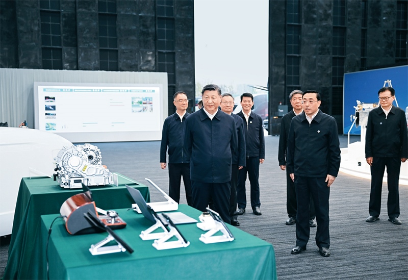 2024年10月17日至18日，中共中央總書記、國家主席、中央軍委主席習(xí)近平在安徽考察。這是17日下午，習(xí)近平在合肥濱湖科學(xué)城察看安徽省重大科技創(chuàng)新成果集中展示。 新華社記者 謝環(huán)馳/攝