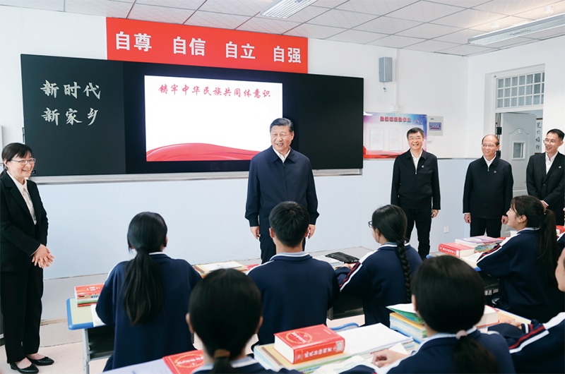 2024年6月18日至19日，中共中央總書記、國家主席、中央軍委主席習(xí)近平在青?？疾?。這是18日下午，習(xí)近平在果洛西寧民族中學(xué)高一（1）班觀摩“新時(shí)代、新家鄉(xiāng)”主題思政課。 新華社記者 鞠鵬/攝