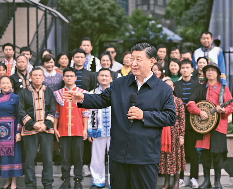 2023年12月14日至15日，中共中央總書記、國家主席、中央軍委主席習(xí)近平在廣西考察。這是14日上午，習(xí)近平在南寧市良慶區(qū)蟠龍社區(qū)考察時(shí)，同社區(qū)各族群眾親切交流。 新華社記者 燕雁/攝